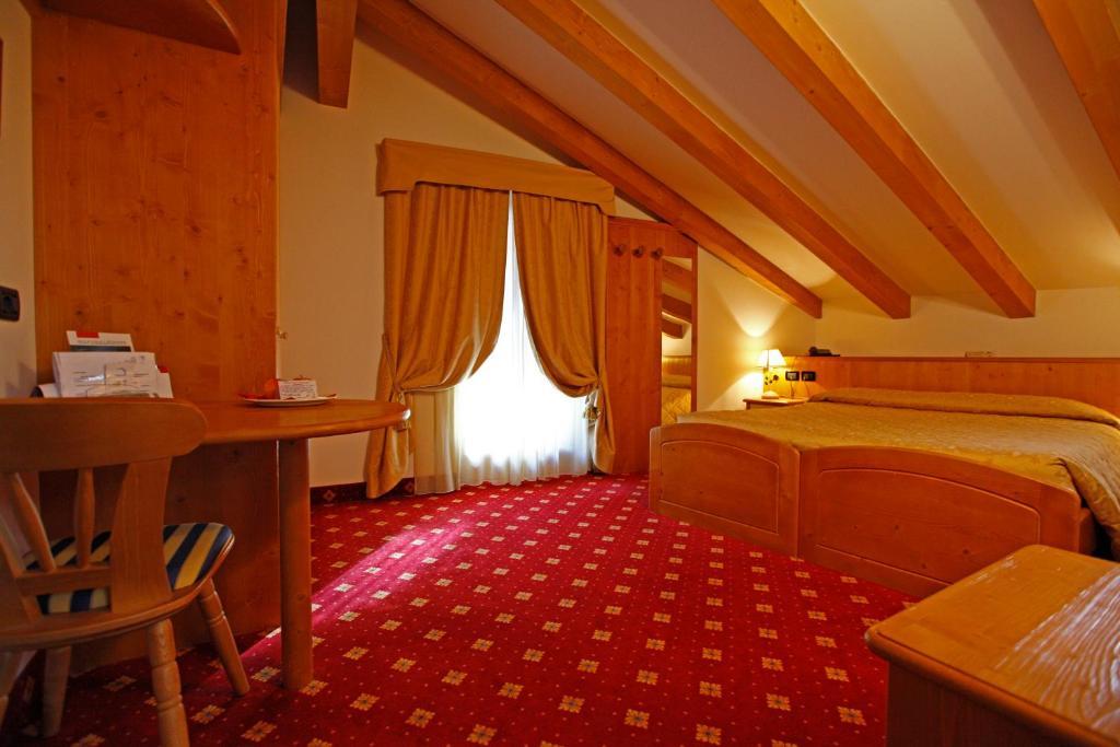 Hotel Il Maniero Ossana Bagian luar foto