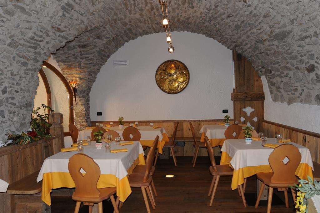 Hotel Il Maniero Ossana Bagian luar foto