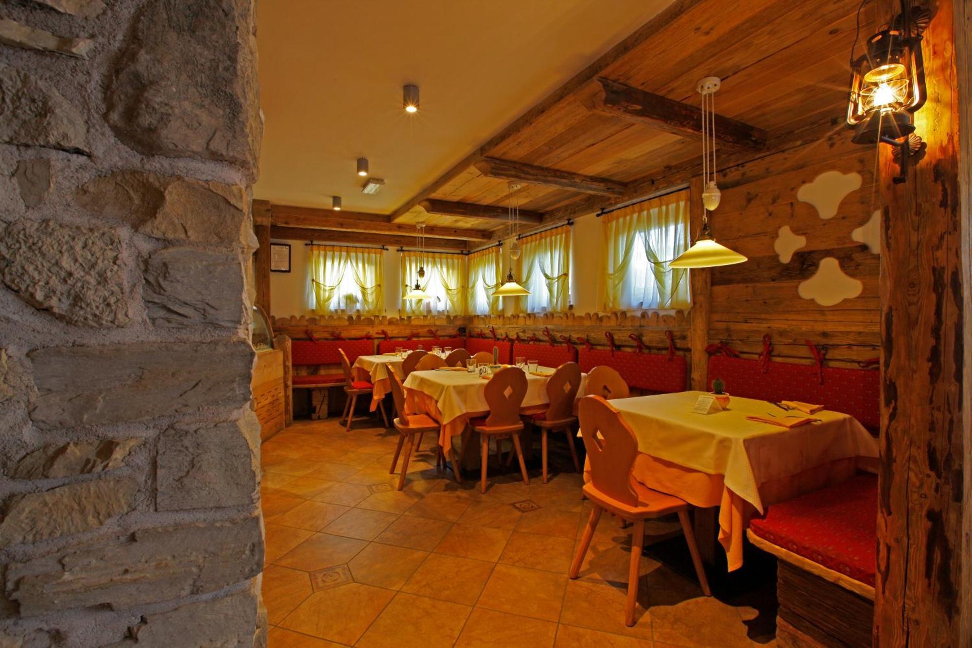 Hotel Il Maniero Ossana Bagian luar foto
