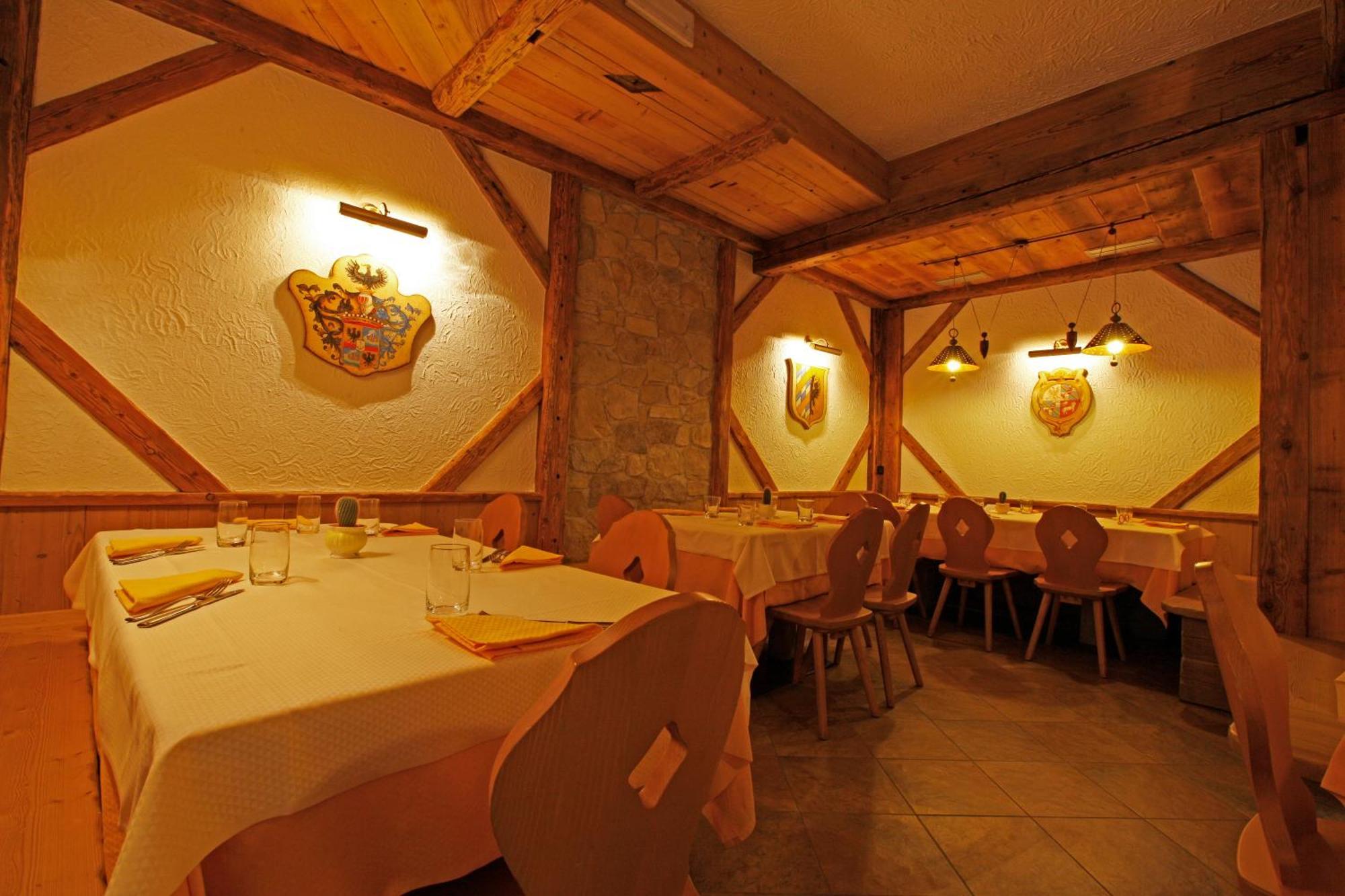 Hotel Il Maniero Ossana Bagian luar foto