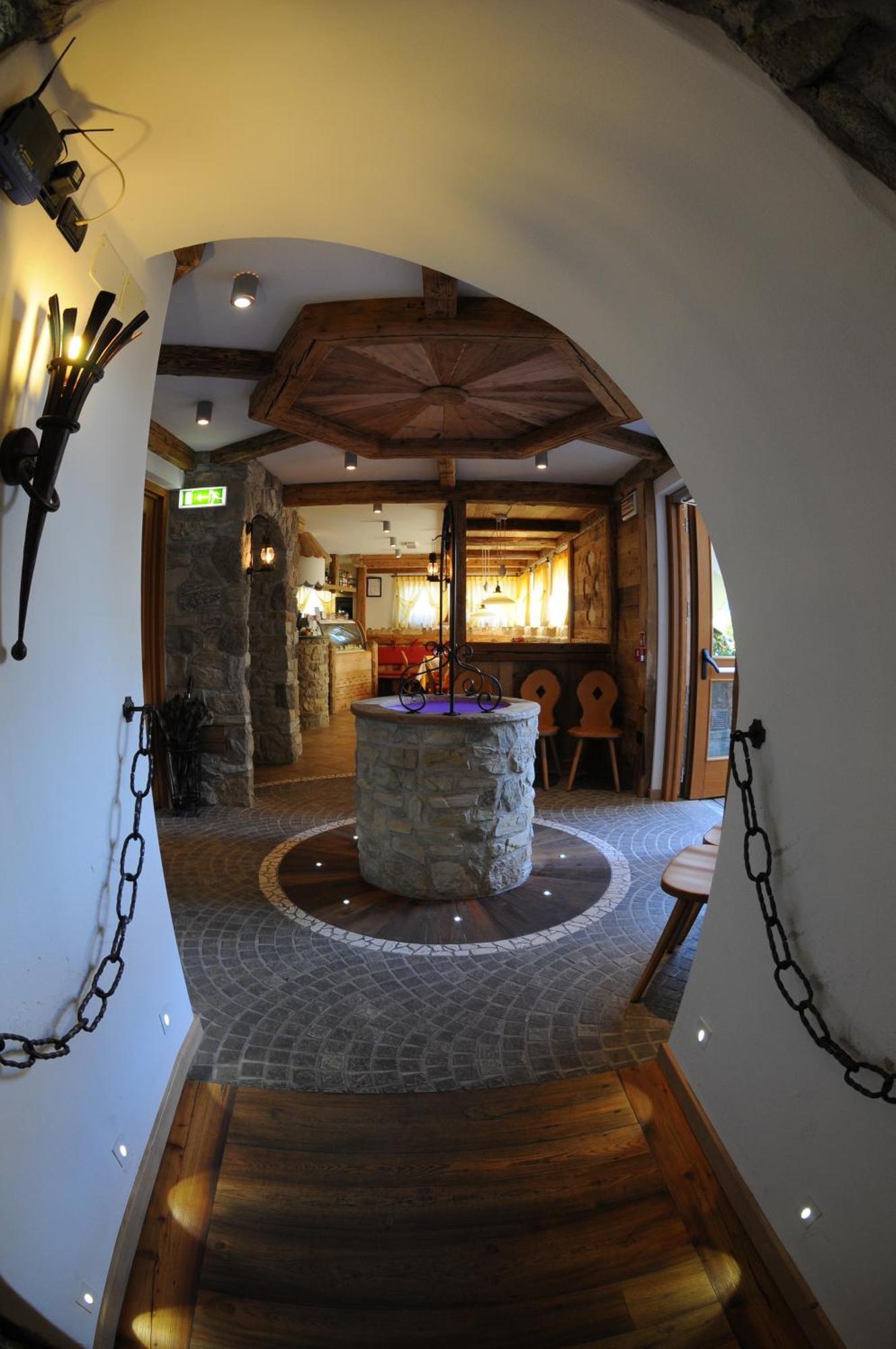 Hotel Il Maniero Ossana Bagian luar foto