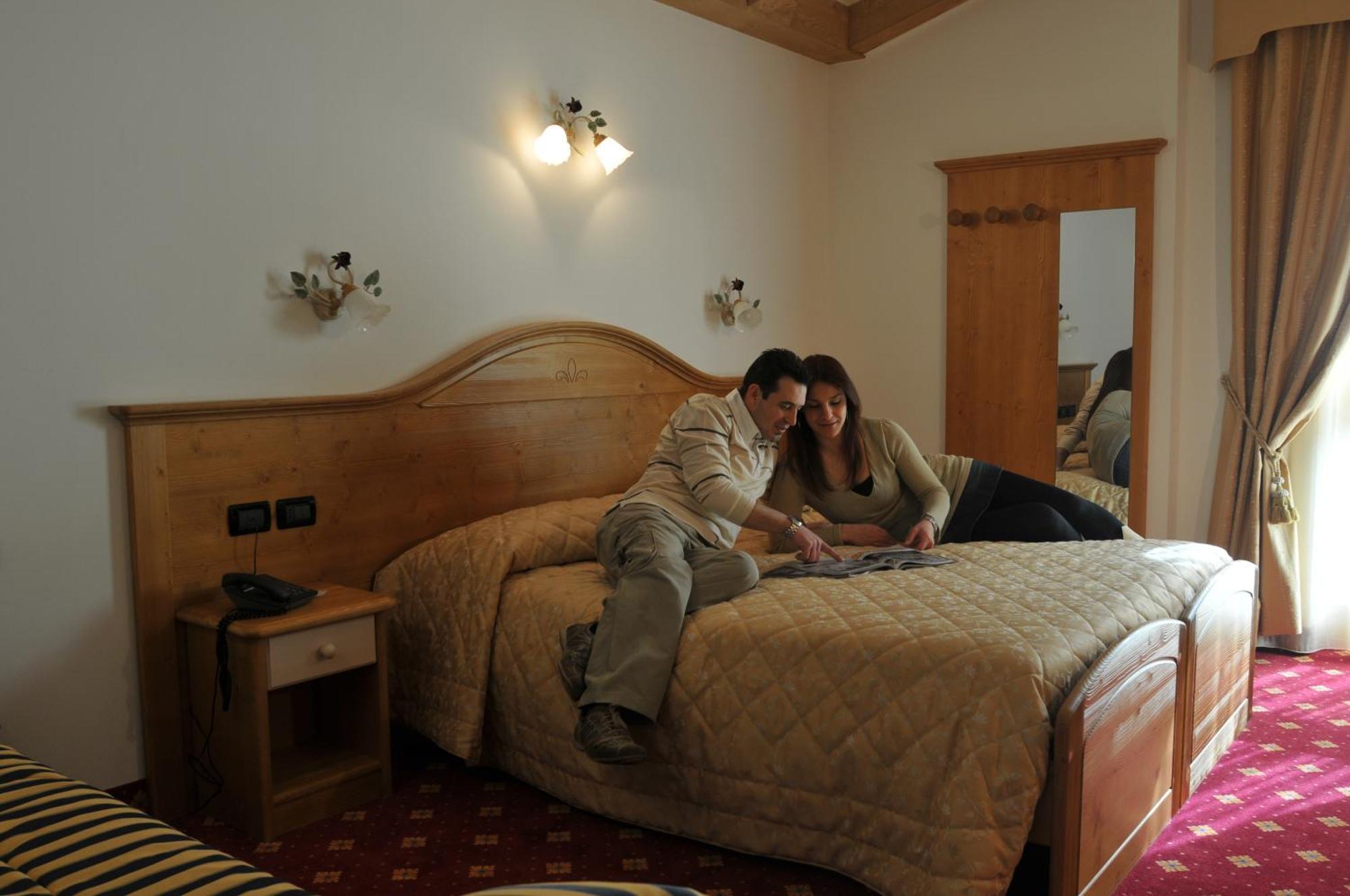 Hotel Il Maniero Ossana Bagian luar foto