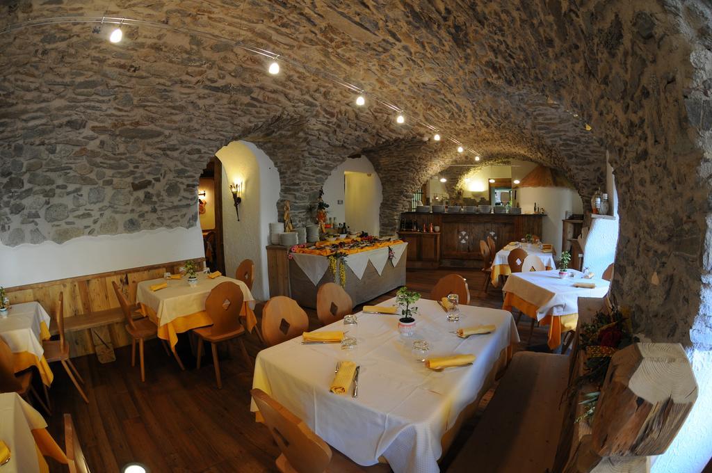 Hotel Il Maniero Ossana Bagian luar foto