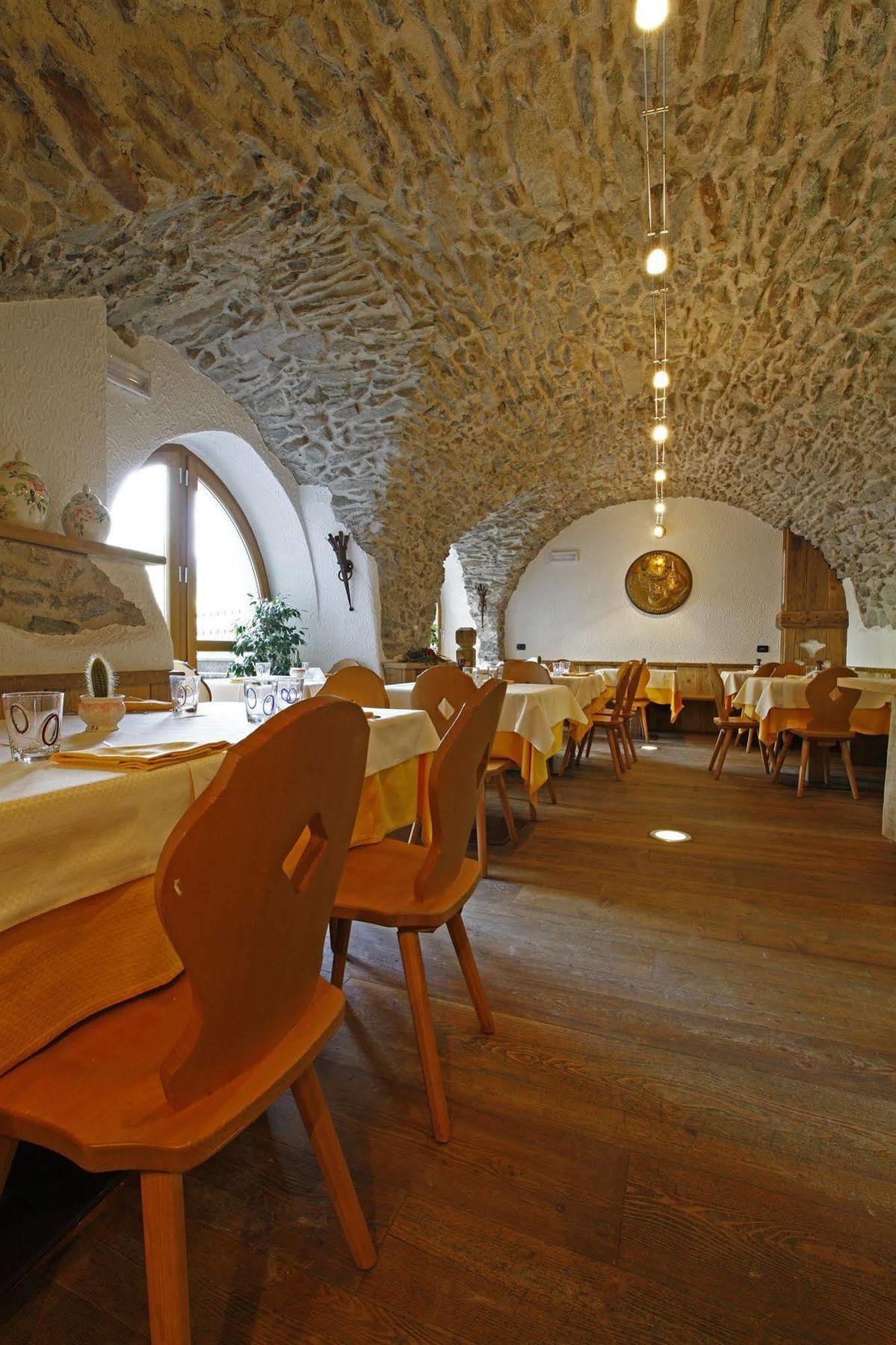 Hotel Il Maniero Ossana Bagian luar foto