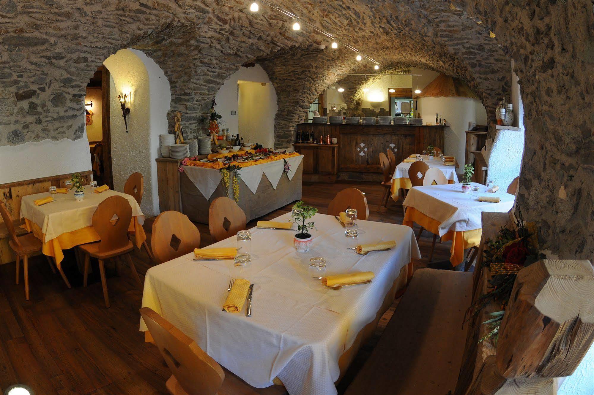 Hotel Il Maniero Ossana Bagian luar foto