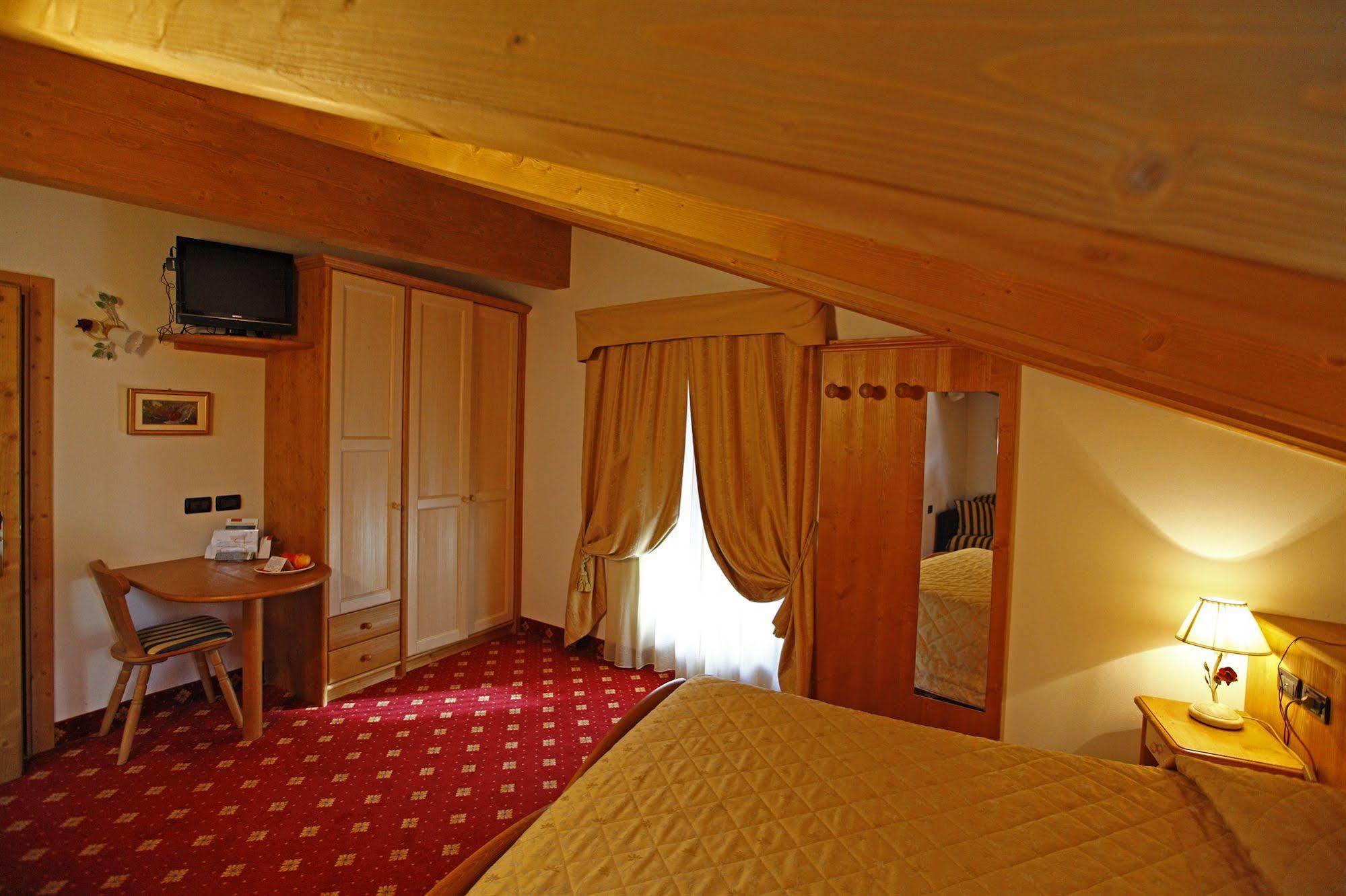 Hotel Il Maniero Ossana Bagian luar foto