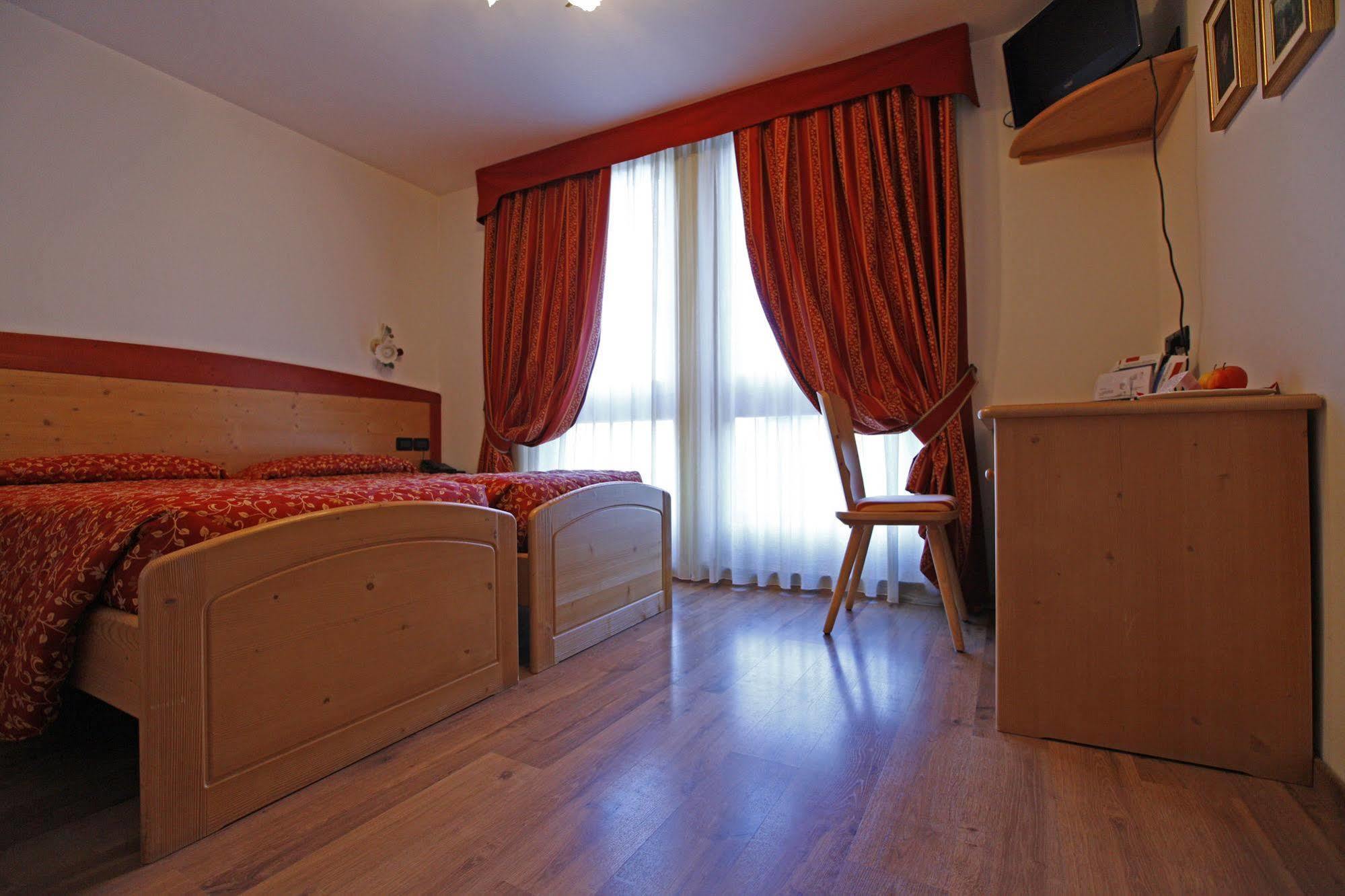 Hotel Il Maniero Ossana Bagian luar foto