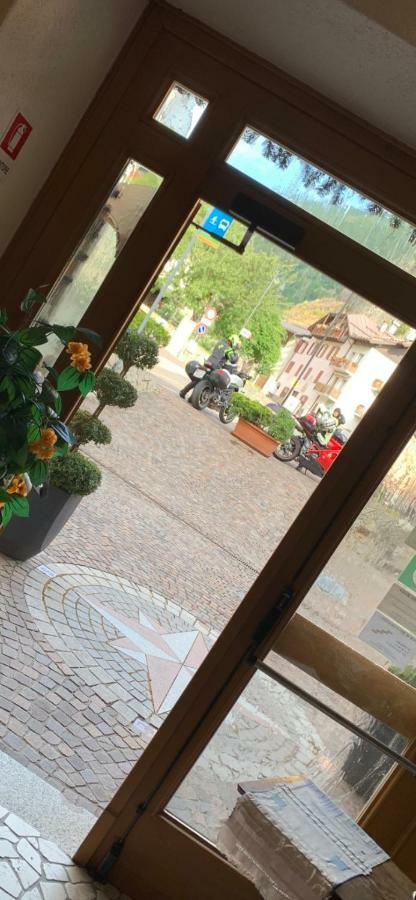 Hotel Il Maniero Ossana Bagian luar foto